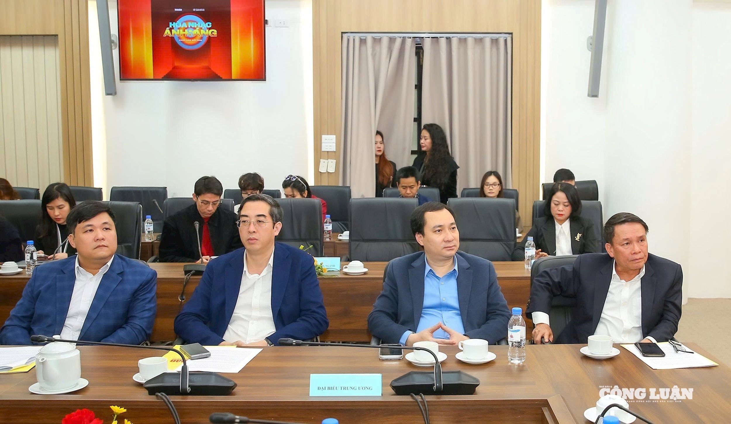 Hòa nhạc Ánh sáng – Chào năm mới 2026: Điểm nhấn văn hóa nghệ thuật đặc biệt đón Xuân Bính Ngọ - ảnh 3 Hình ảnh: Hòa nhạc Ánh sáng – Chào năm mới 2026: Điểm nhấn văn hóa nghệ thuật đặc biệt đón Xuân Bính Ngọ số 3