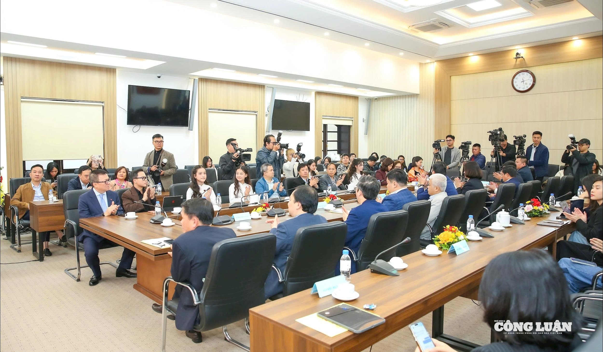 Hòa nhạc Ánh sáng – Chào năm mới 2026: Điểm nhấn văn hóa nghệ thuật đặc biệt đón Xuân Bính Ngọ - ảnh 6 Hình ảnh: Hòa nhạc Ánh sáng – Chào năm mới 2026: Điểm nhấn văn hóa nghệ thuật đặc biệt đón Xuân Bính Ngọ số 6