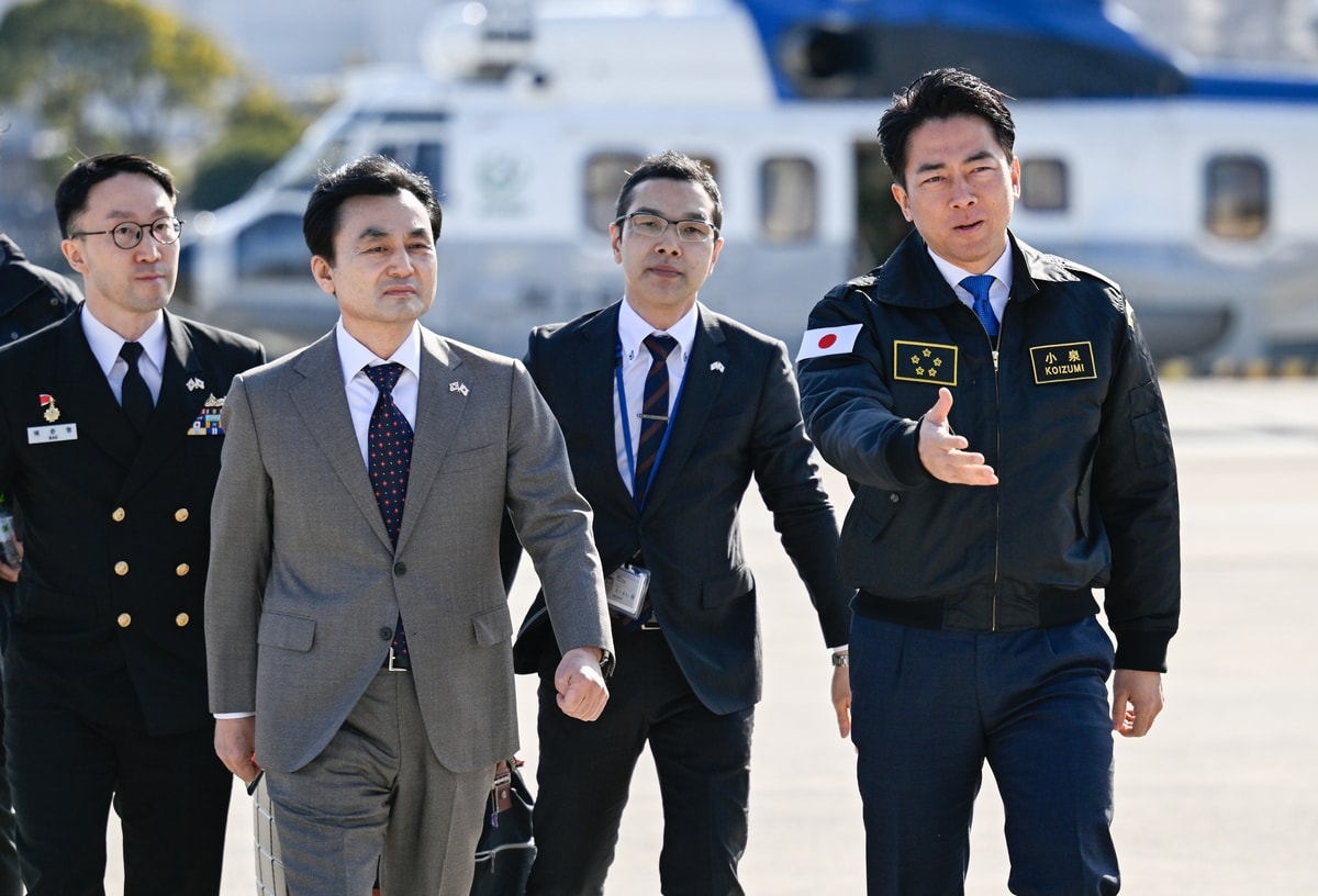 O Ministro da Defesa Ahn Gyu-back (segundo da esquerda) e o Ministro da Defesa japonês Shinjiro Koizumi (à direita) caminham juntos no Japão, em uma foto fornecida pelo Ministério da Defesa em 30 de janeiro de 2026. (FOTO NÃO ESTÁ À VENDA) (Yonhap)
