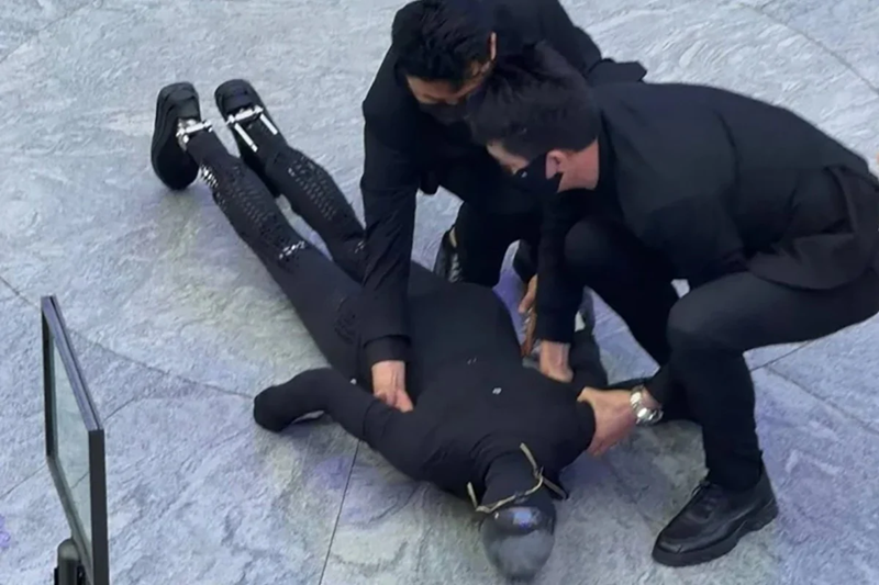 Robot hình người Trung Quốc gây chú ý khi ngã lúc trình diễn catwalk