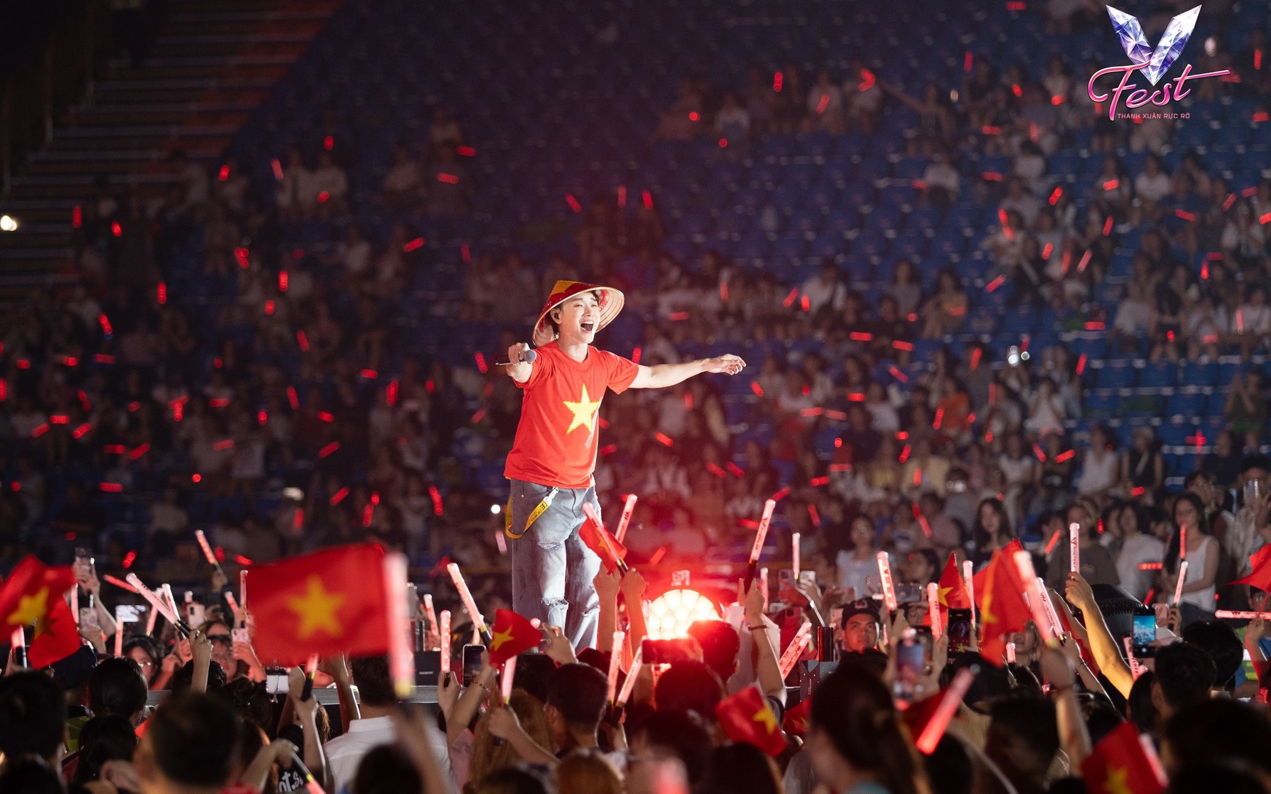 Truc Nhan tritt beim V Fest auf – Thanh Xuan Ruc Ro (Brilliant Youth).