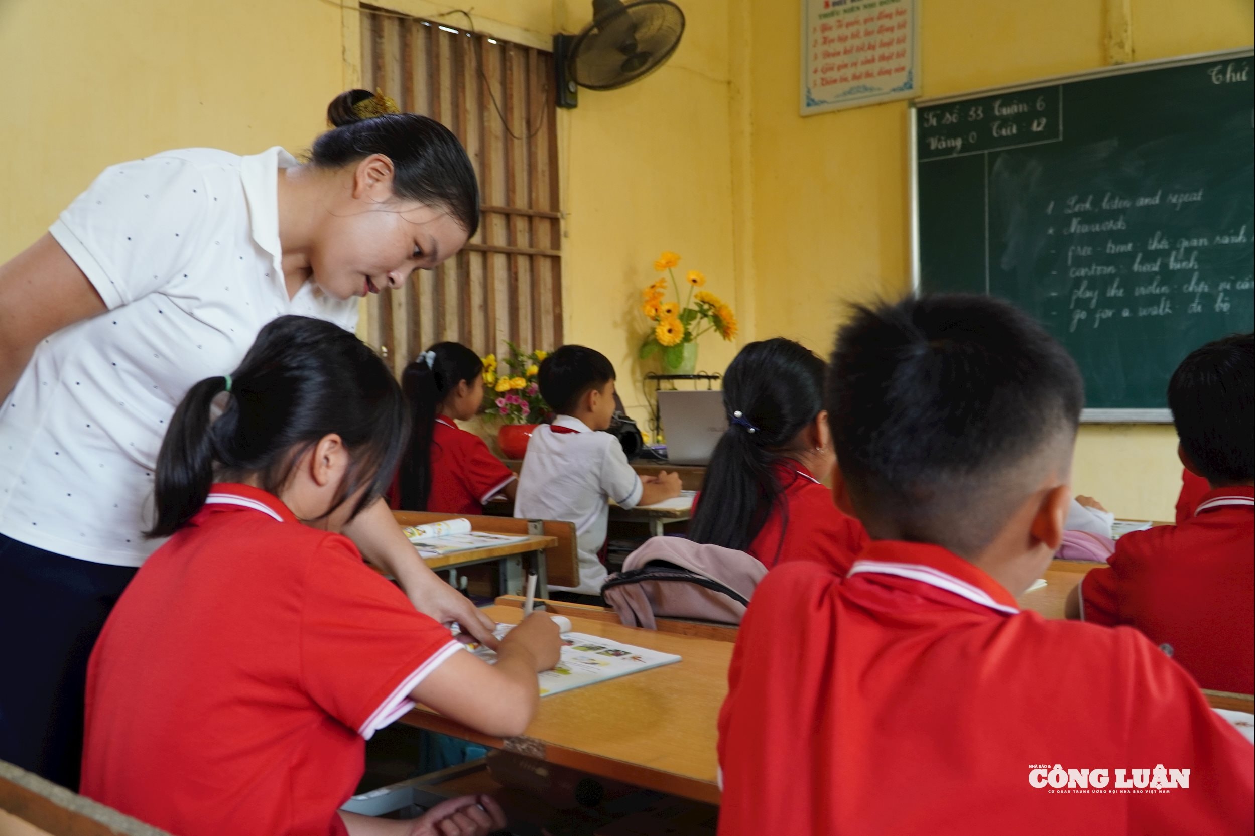 Giáo viên mòn mỏi đợi nhận tiền khen thưởng Chiến sĩ thi đua cơ sở.