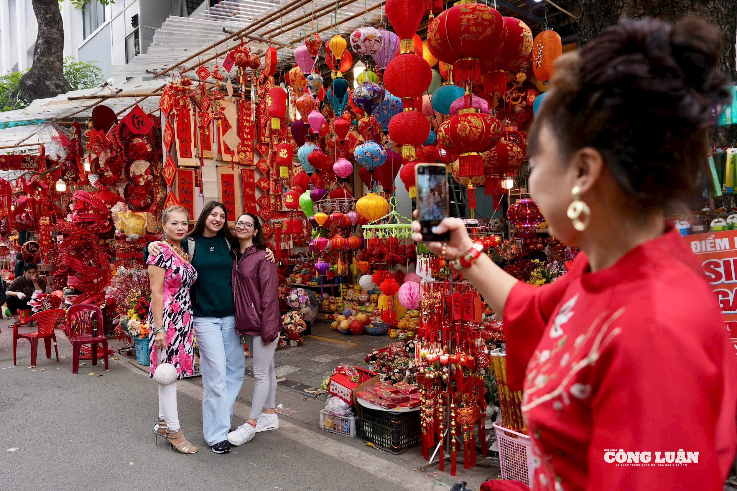 أُقيم حفل الافتتاح مساء السادس من فبراير/شباط، وتضمن العديد من العروض الثقافية الرائعة، إيذاناً ببدء سلسلة من الفعاليات الثقافية المبهجة طوال فصل الربيع. على مر السنين، أصبح سوق زهور الربيع في الحي القديم علامة ثقافية مميزة للعاصمة، يربط بين الماضي والحاضر، والتقاليد والحداثة، في مكان ينبض بروح هانوي.