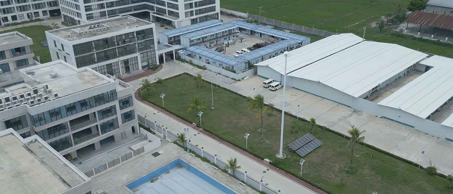 một quần thể các tòa nhà, bao gồm một bể bơi bỏ trống.