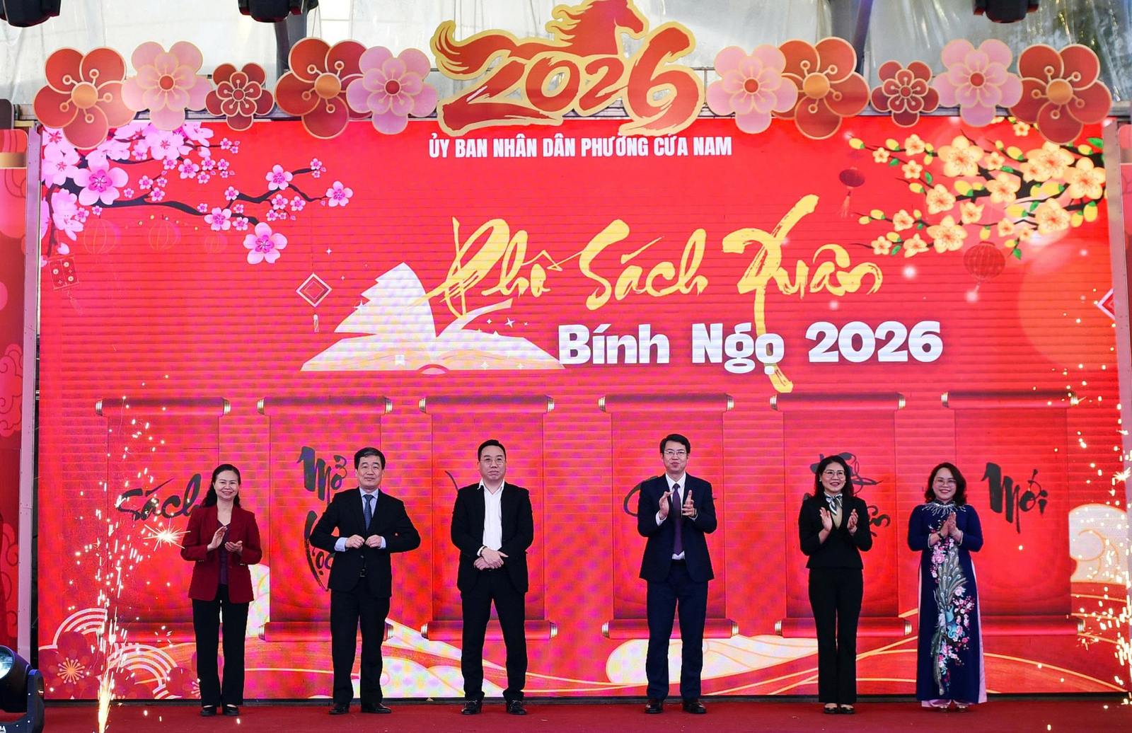 Los delegados presionan el botón para inaugurar oficialmente la Feria del Libro de Primavera 2026. Foto: Phan Anh