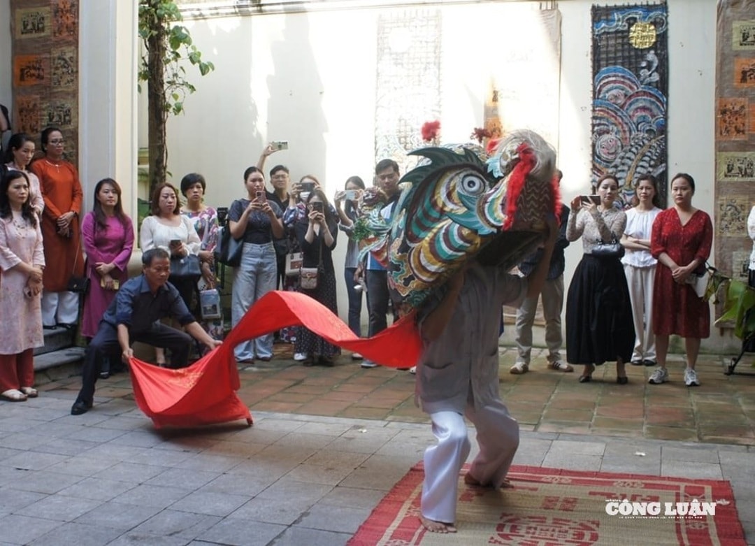 Hoạt động trình diễn múa sư tử tại Đình Kim Ngân