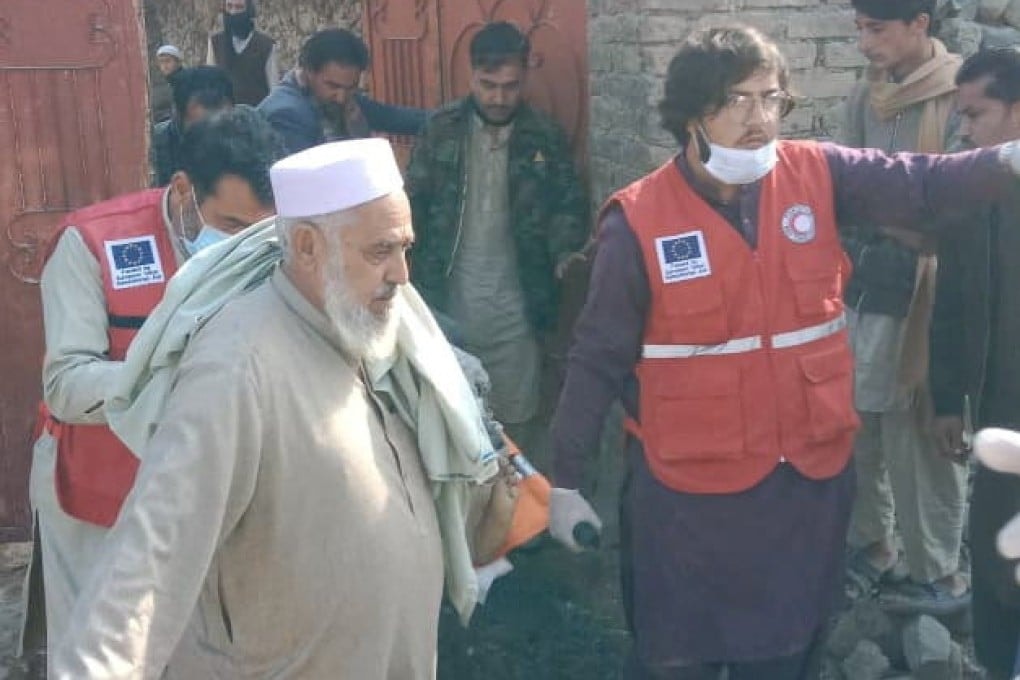 I soccorritori prestano aiuto ai feriti dopo un attacco terroristico a Bajaur, in Pakistan, martedì. Foto: Croce Rossa pakistana/Reuters