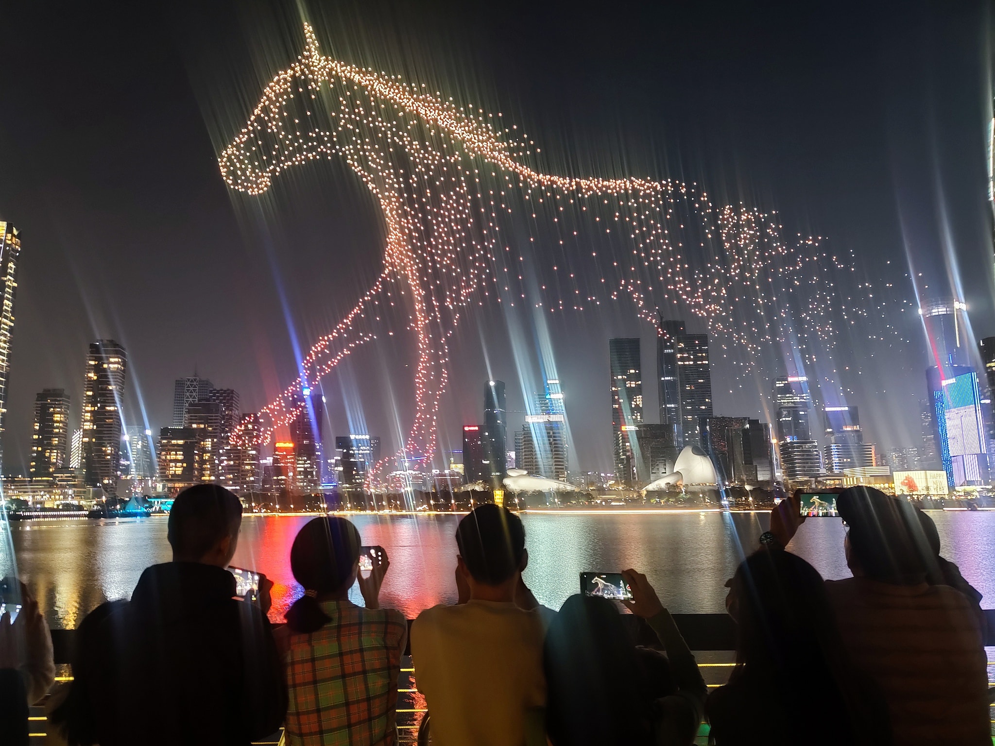 Am 13. Februar 2026 zeichnete eine Drohne über Shenzhen in der südchinesischen Provinz Guangdong das Bild eines galoppierenden Pferdes in den Himmel. /VCG