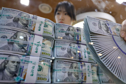 Các xấp tiền USD tại một ngân hàng tại Hàn Quốc.