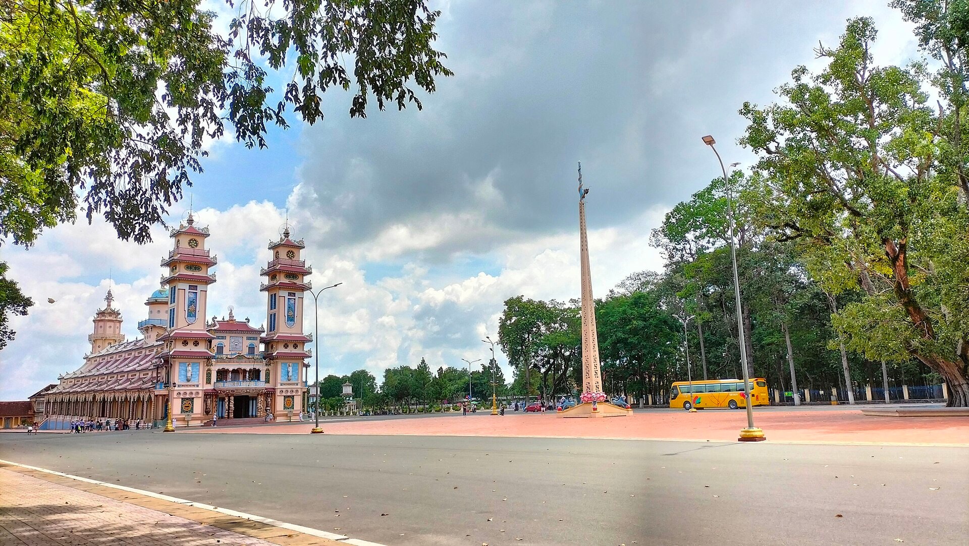 Khuôn viên Tòa Thánh Tây Ninh.