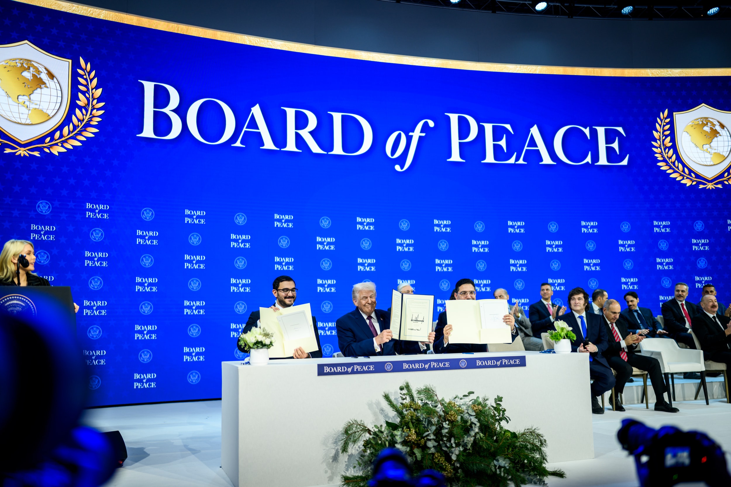 Il presidente Donald Trump partecipa alla presentazione e alla firma della Carta per la Pace al Forum Economico Mondiale, giovedì 22 gennaio 2026, presso il Centro Congressi di Davos, in Svizzera. (Foto ufficiale della Casa Bianca di Daniel Torok)