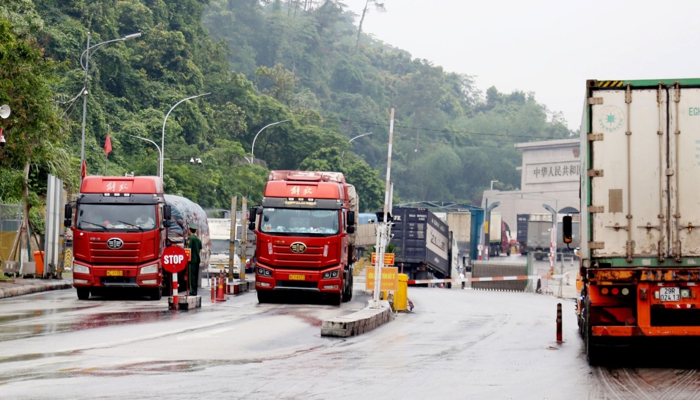 Hơn 1.400 xe hàng thông quan qua các cửa khẩu tại Lạng Sơn trong dịp Tết