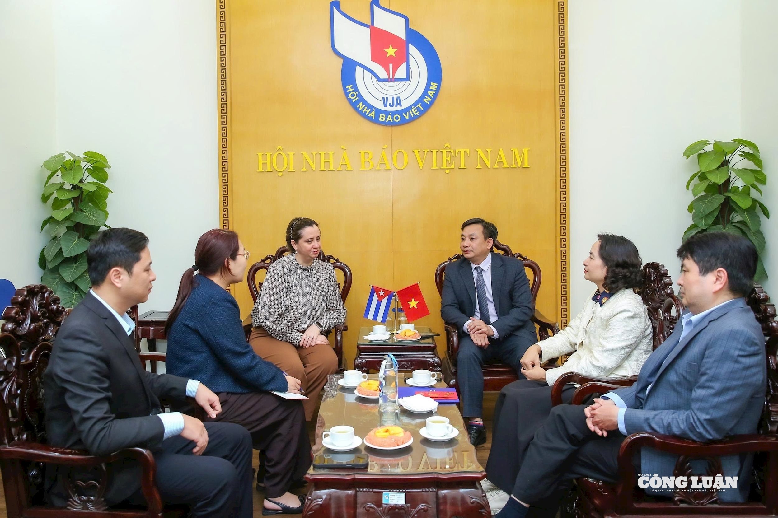 Bà Dianet Doimeadios Guerrero, Bí thư thứ hai phụ trách báo chí Đại sứ quán Cuba thăm, chào Hội Nhà báo Việt Nam trước khi kết thúc nhiệm kỳ