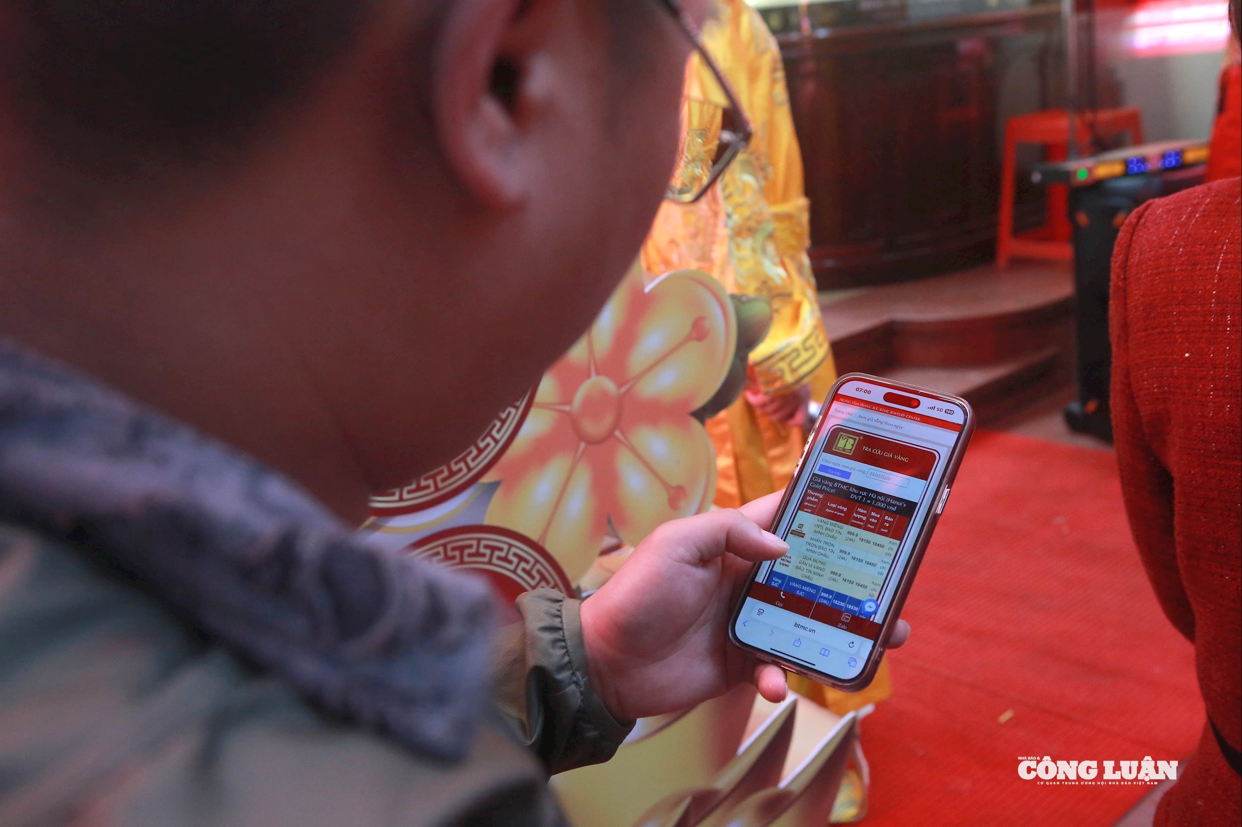 Xếp hàng từ 6h sáng bán 8 cây vàng ngày vía Thần Tài