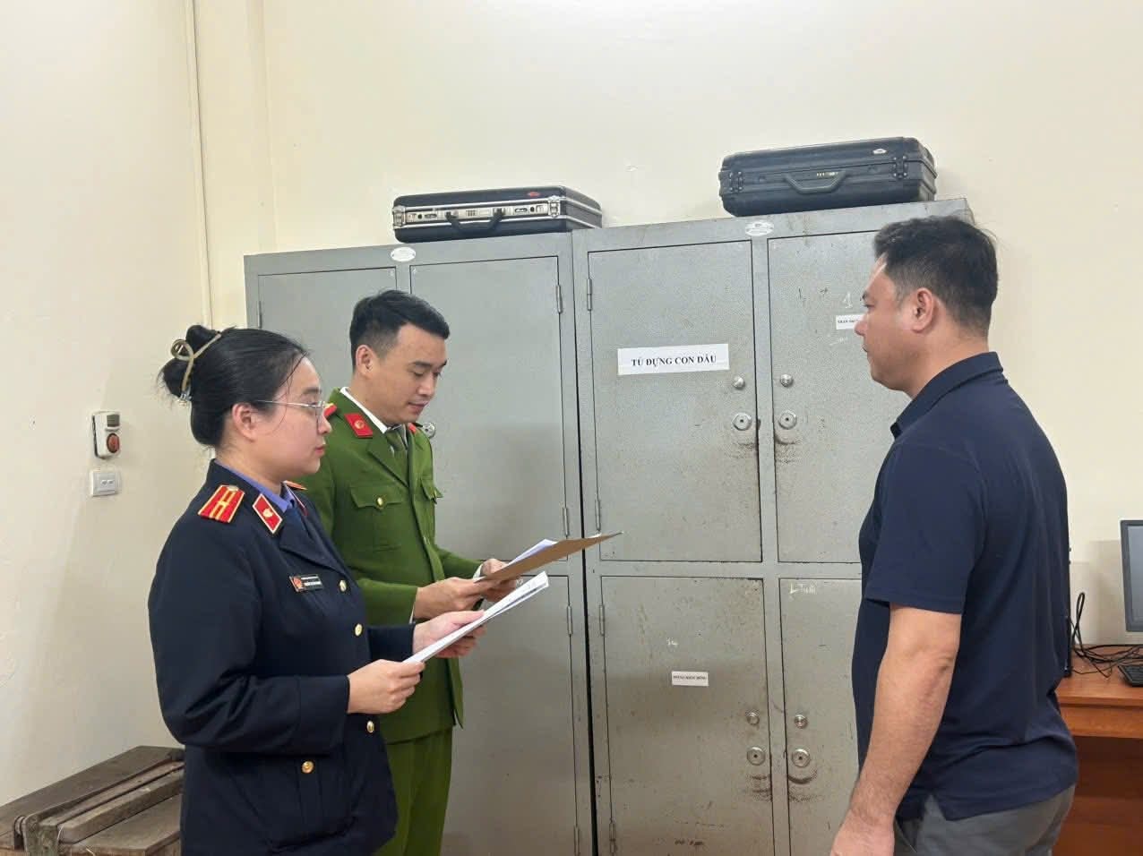 Khởi tố người đàn ông dùng xe ô tô 