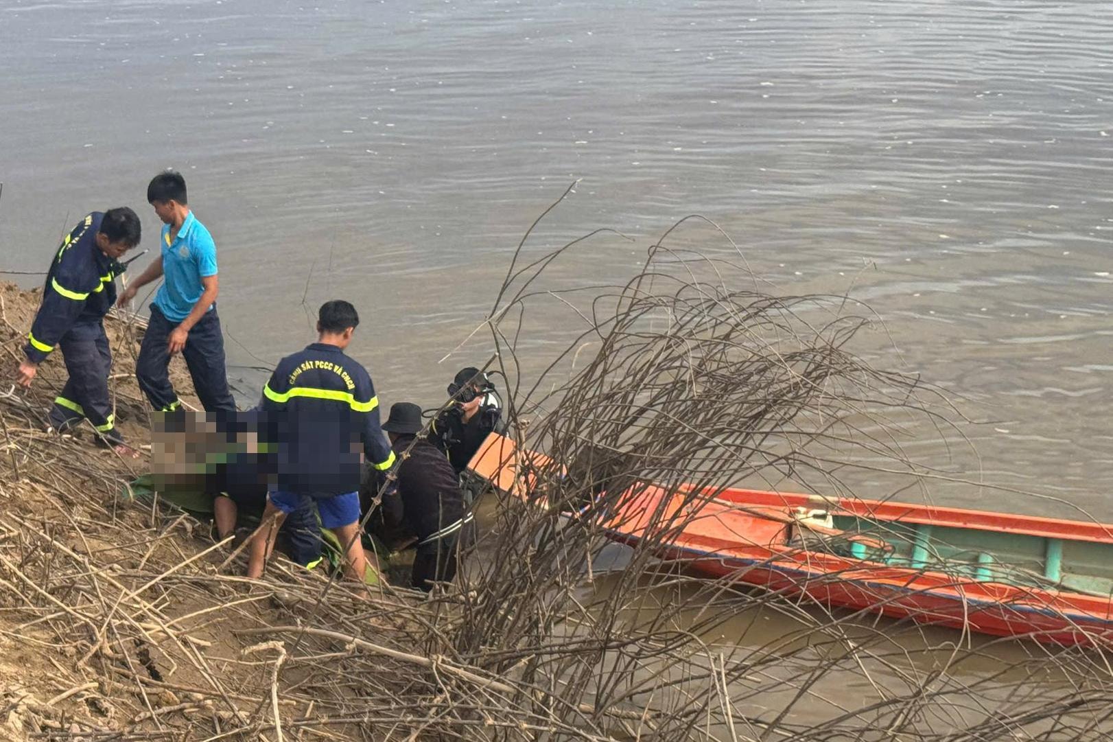 Quảng Ngãi: Thuyền lật khi đang quăng lưới, người đàn ông rơi xuống sông tử vong