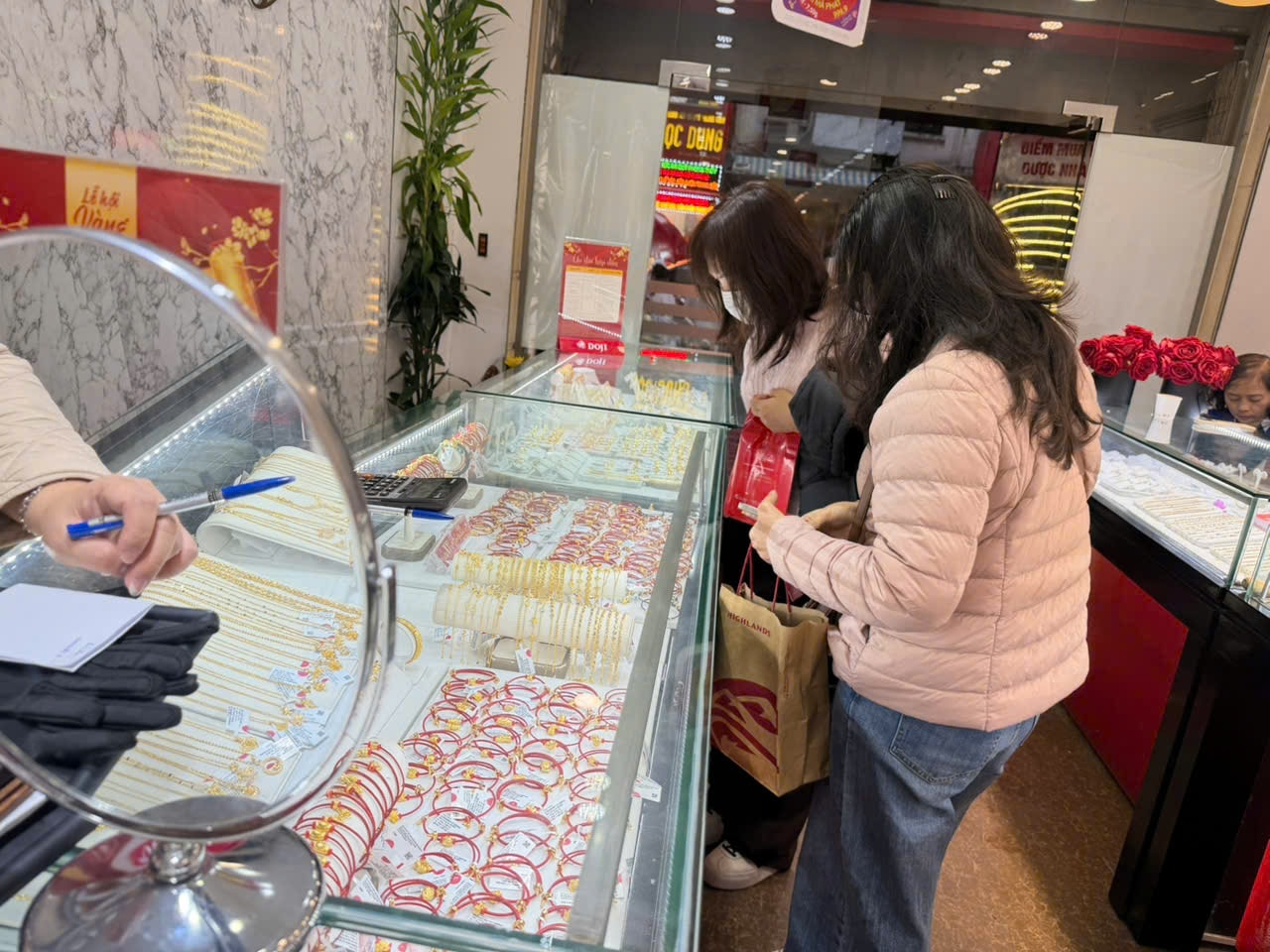 Cơn mưa tầm tã không làm giảm đi sức hút của ngày săn lộc Thần Tài