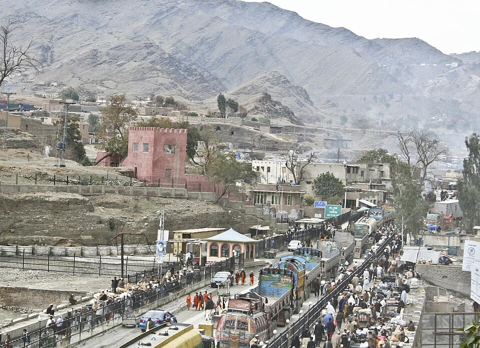 File: Camion che attraversa il confine con il Khyber Pakhtunkhwa a Torkham.jpg