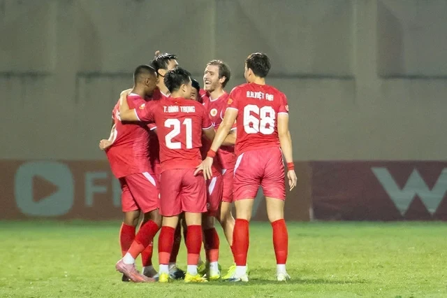 Thắng ngược dòng HAGL, CAHN giữ vững ngôi đầu V.League