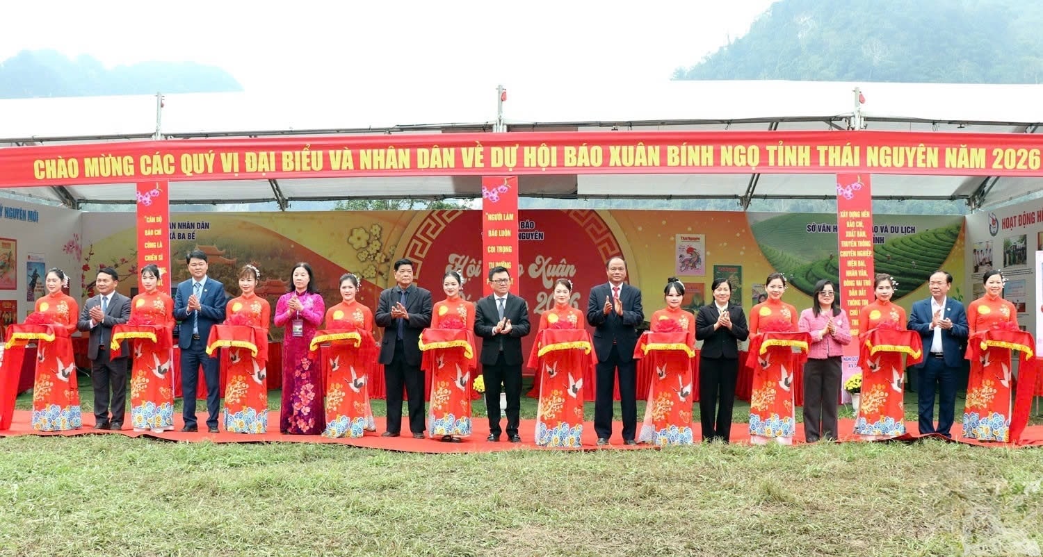 Trang báo giữa sắc núi với những khát vọng đang mở - ảnh 1 Hình ảnh: Trang báo giữa sắc núi với những khát vọng đang mở số 1