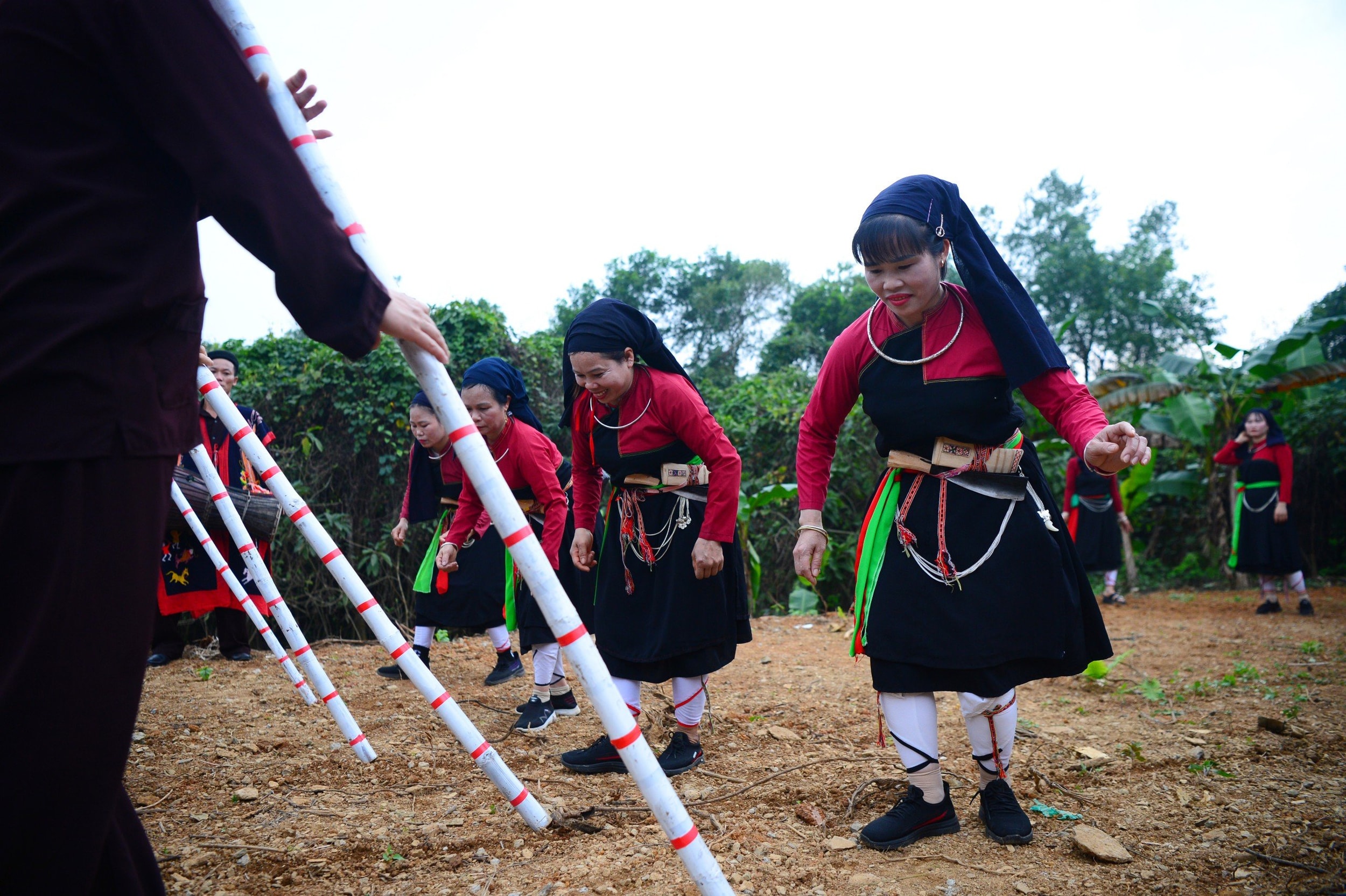 Trang nghiêm lễ xuống đồng, rộn ràng hội xuân Cao Lan