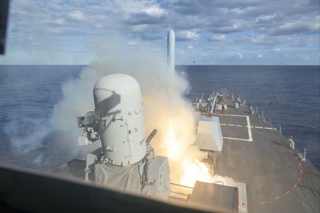 El destructor de misiles guiados de la clase Arleigh Burke, USS Bulkeley, lanza un misil Tomahawk. Foto: Armada de los EE. UU. vía EPA.