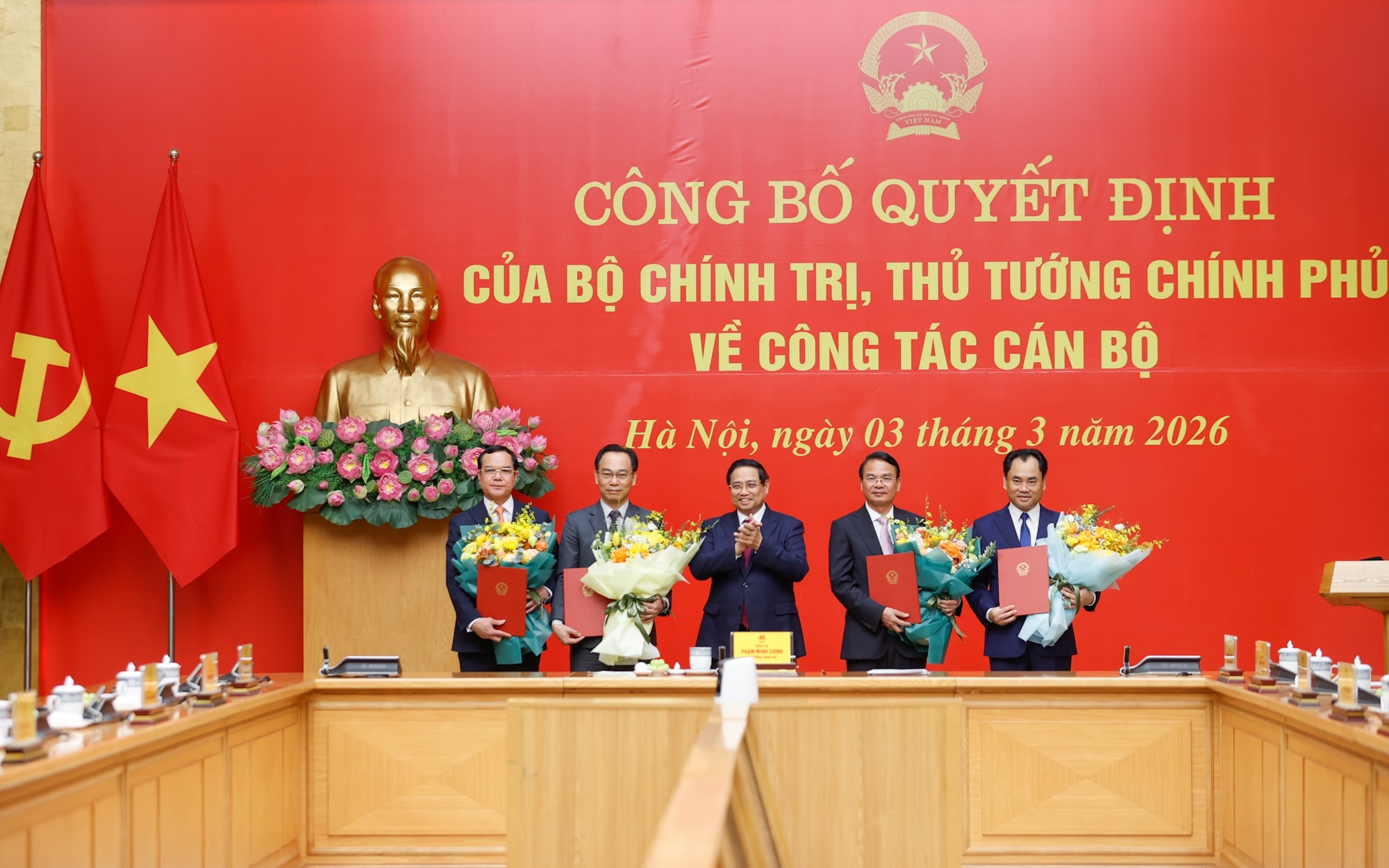 Trao quyết định nhân sự Phó Bí thư Đảng ủy Chính phủ và lãnh đạo 4 Bộ, cơ quan ngang Bộ