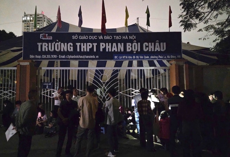 Hà Nội: Phụ huynh thức trắng đêm nộp hồ sơ, nhà trường bị xem xét xử lý