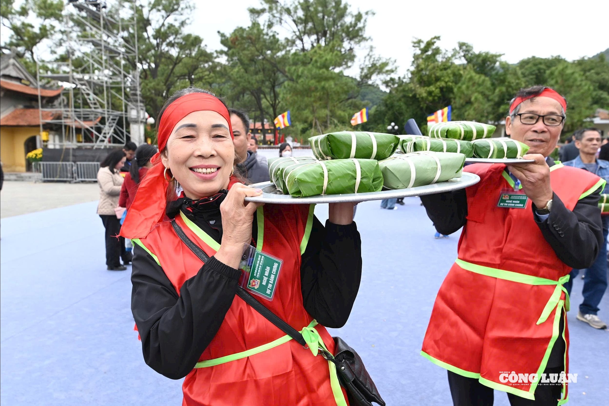 در ۱۵ دقیقه بسته‌بندی کیک برنجی یا ۵۰ دقیقه بخارپز کردن و کوبیدن برنج چسبناک برای تهیه کیک، صنعتگران یک آیین فرهنگی مقدس را اجرا می‌کنند که در آن مهارت‌های فردی با اراده جمعی در هم می‌آمیزد تا محصولاتی را خلق کنند که به بودا و قدیسان تقدیم می‌شود.