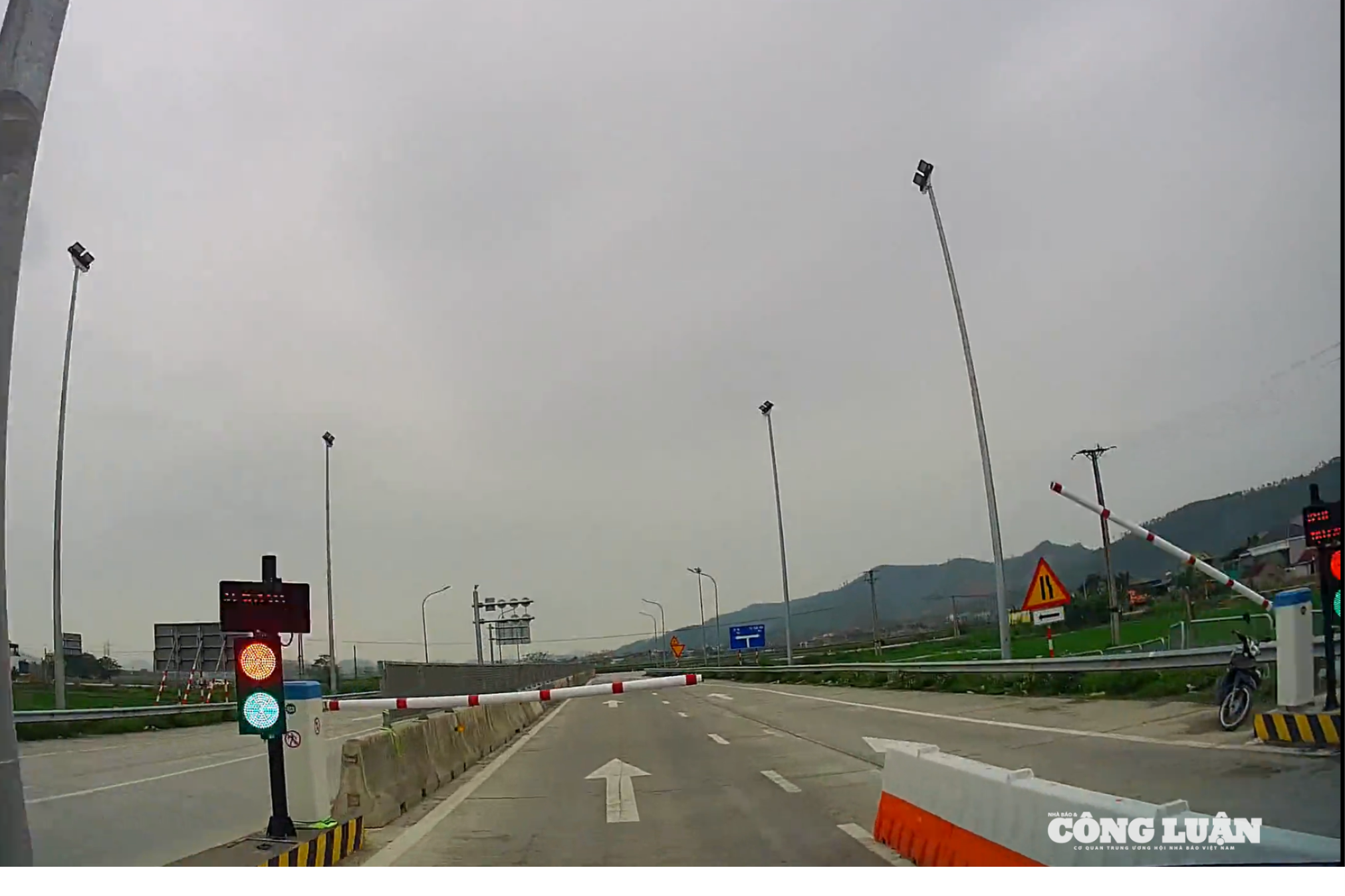 Nguy hiểm rình rập tại trạm thu phí VETC nút giao Quỳnh Lưu