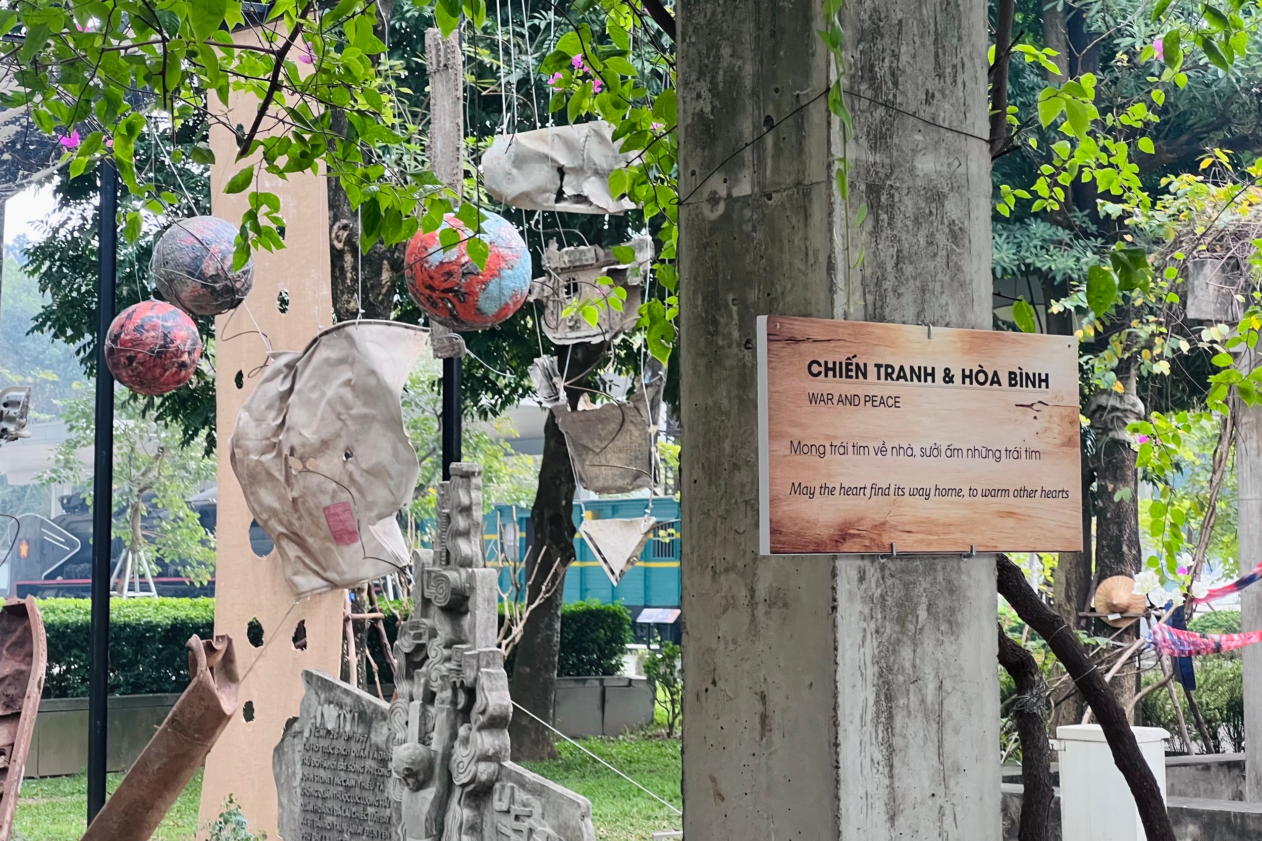 Xác máy bay và vỏ bom 