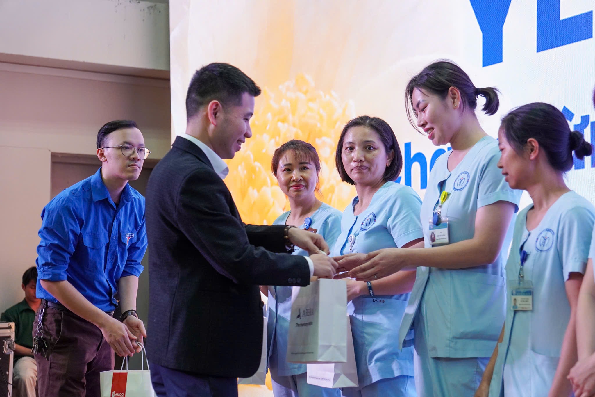 ‘Lan tỏa yêu thương’ - hơn 200 phần quà gửi tới nữ nhà báo và bệnh nhân