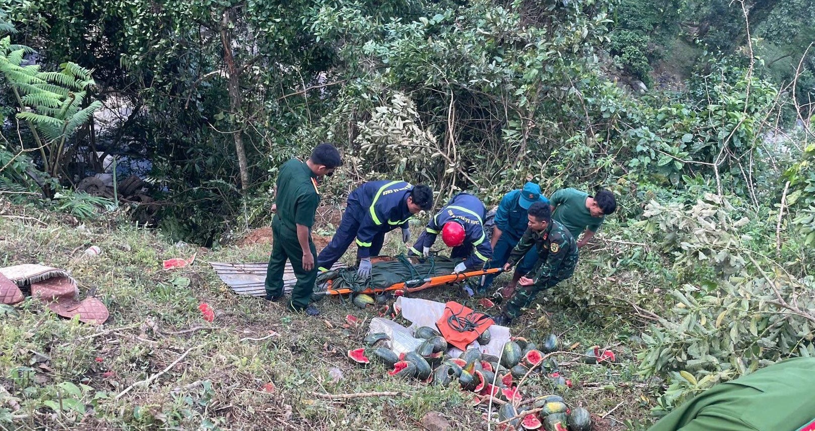 Quảng Ngãi: Xe tải chở dưa mất lái lao xuống vực sâu 200m, 3 người thương vong