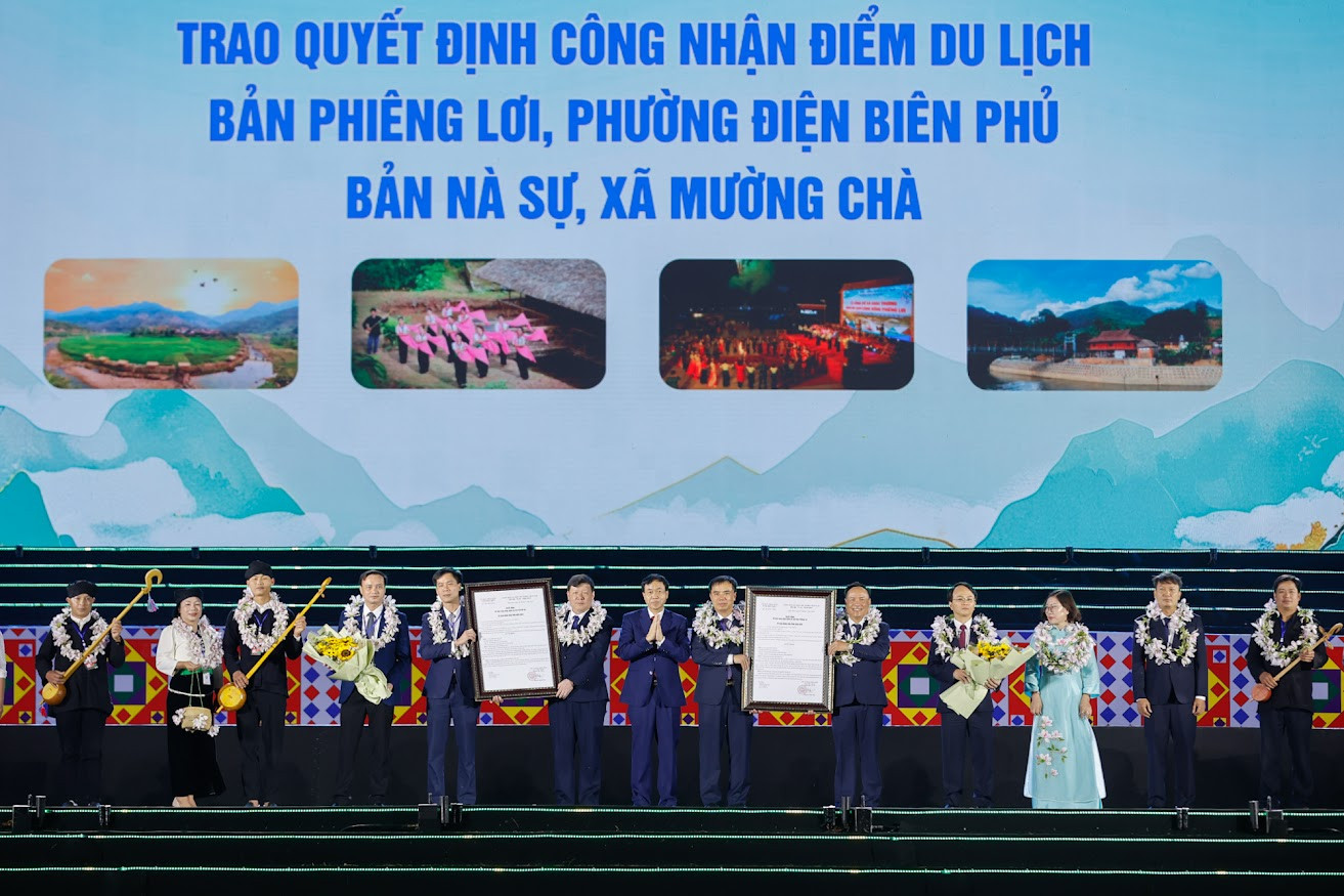Hình ảnh: Sắc trắng tinh khôi của hoa ban tựa như khí chất của con người vùng cao Tây Bắc số 3