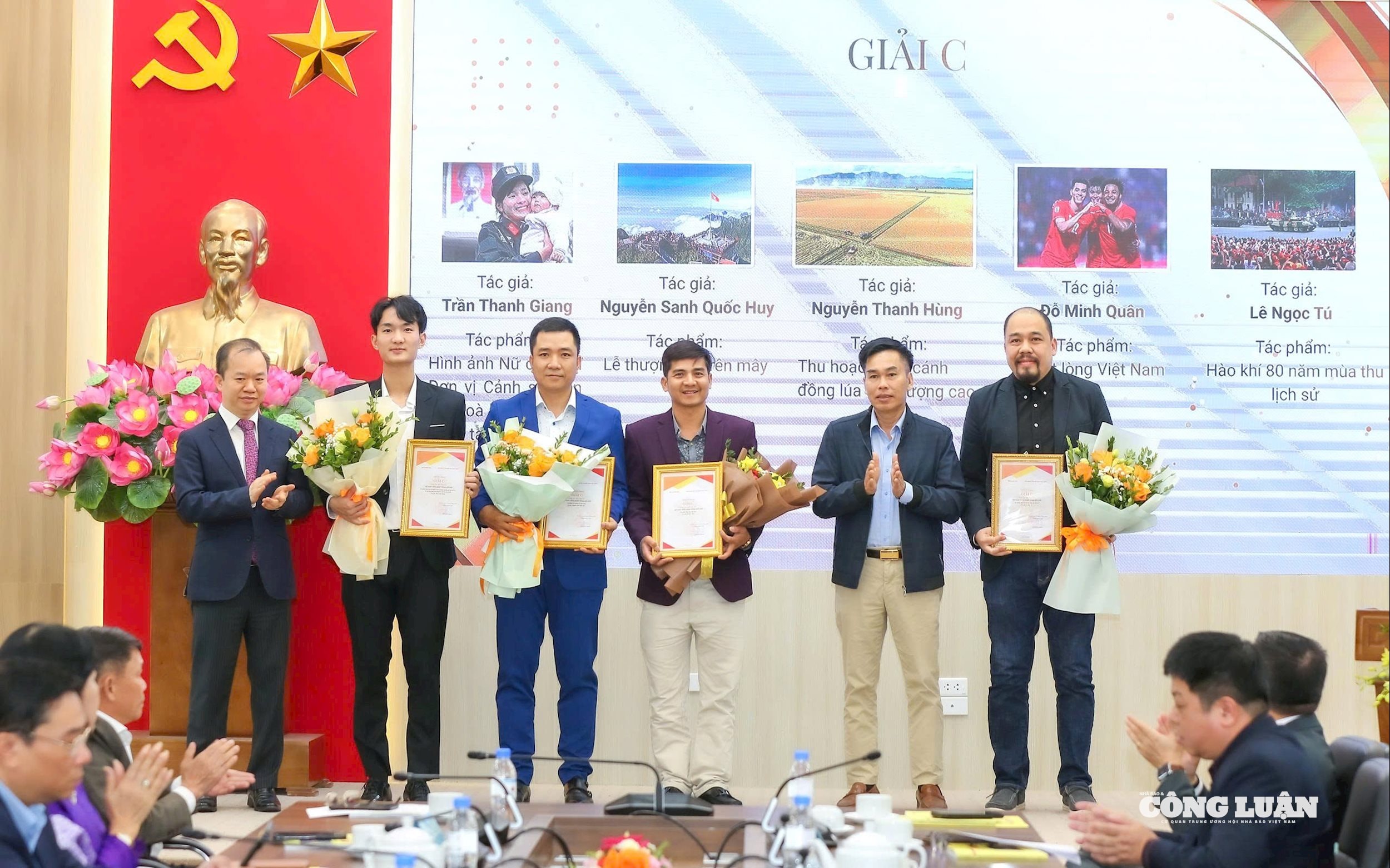 Các tác giả nhận Giải C tại lễ trao giải Cuộc thi ảnh báo chí “Việt Nam trên hành trình đổi mới”.