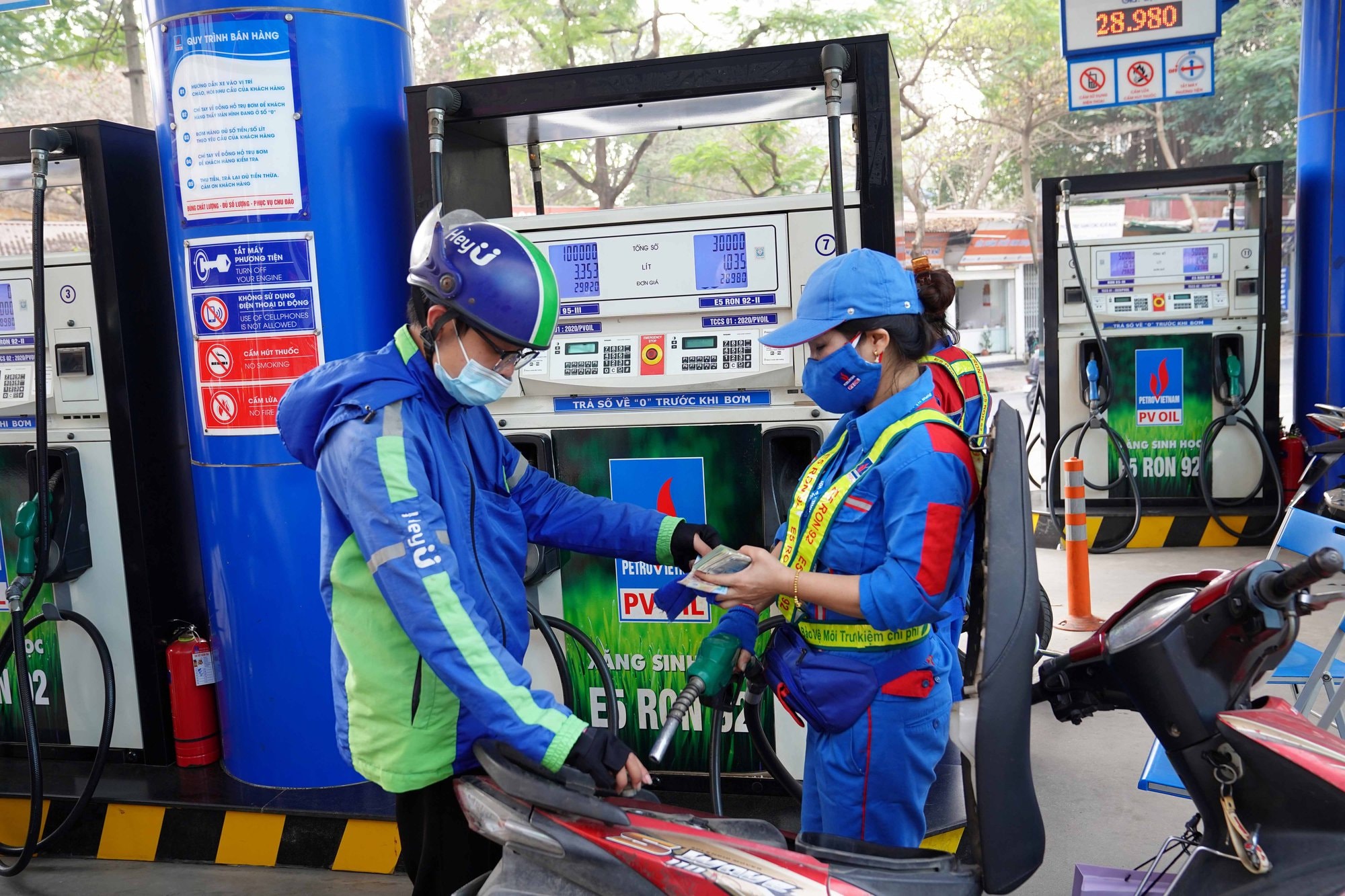 Bộ Công Thương yêu cầu các doanh nghiệp phân phối xăng dầu tuyệt đối không găm hàng chờ tăng giá. Ảnh: DMS