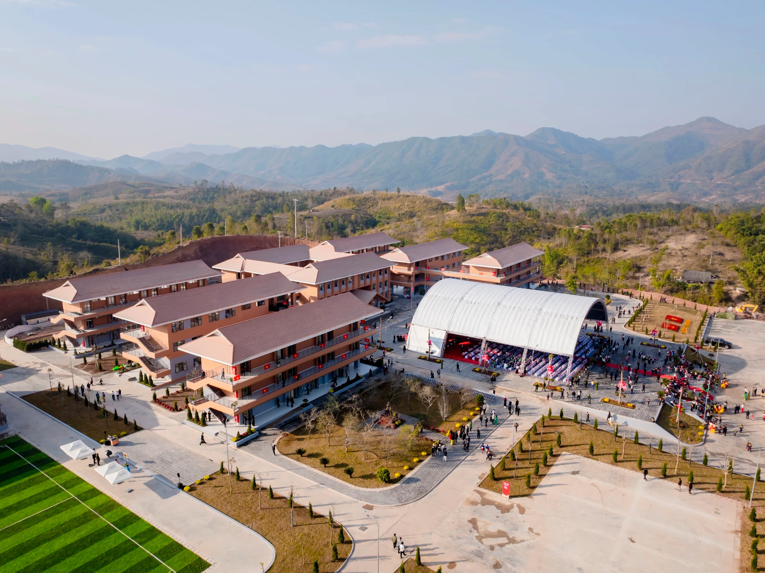 Toàn cảnh Trường phổ thông nội trú liên cấp tiểu học và THCS Si Pa Phìn. Ản: ĐIỆN BIÊN