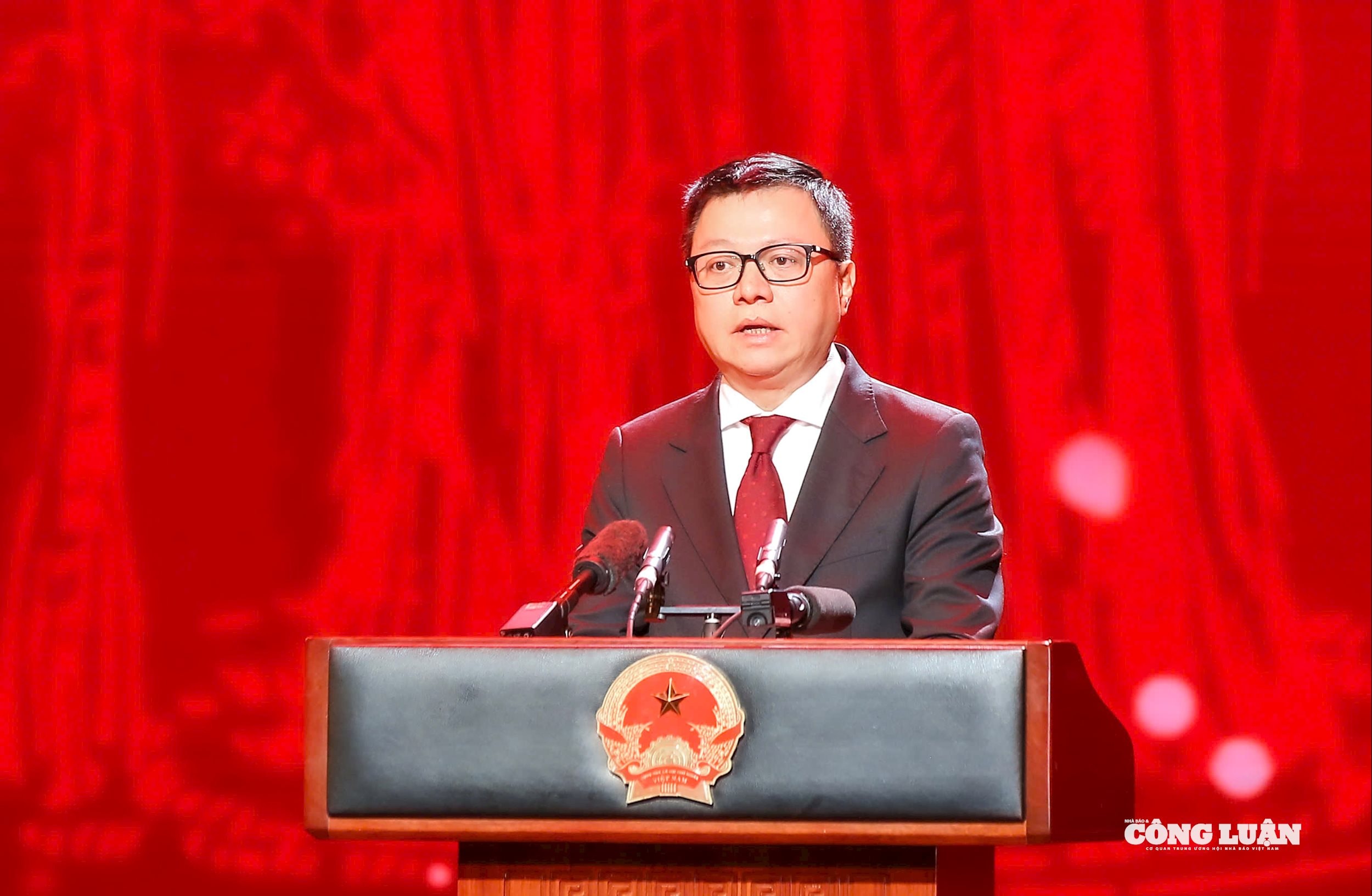 Ông Lê Quốc Minh, Ủy viên Trung ương Đảng, Tổng Biên tập Báo Nhân Dân, Phó Trưởng Ban Tuyên giáo và Dân vận Trung ương, Chủ tịch Hội Nhà báo Việt Nam phát biểu tại buổi lễ.