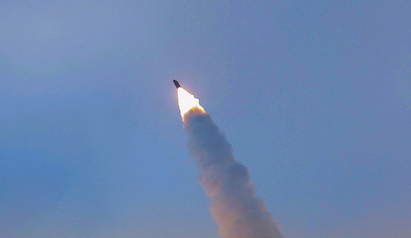 ৪ জানুয়ারি পিয়ংইয়ংয়ে উত্তর কোরিয়ার গণসেনাবাহিনীর একটি পরীক্ষামূলক উৎক্ষেপণের মধ্য দিয়ে একটি হাইপারসনিক ক্ষেপণাস্ত্র উড়ে যাচ্ছে। ছবি: কেসিএনএ