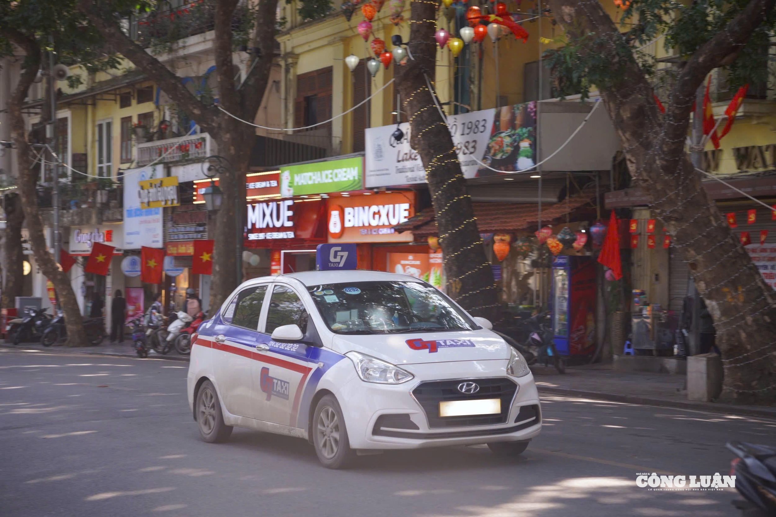 Hình ảnh: Hà Nội chuyển đổi taxi xăng sang xe điện, tài xế lo lắng điều gì? số 1