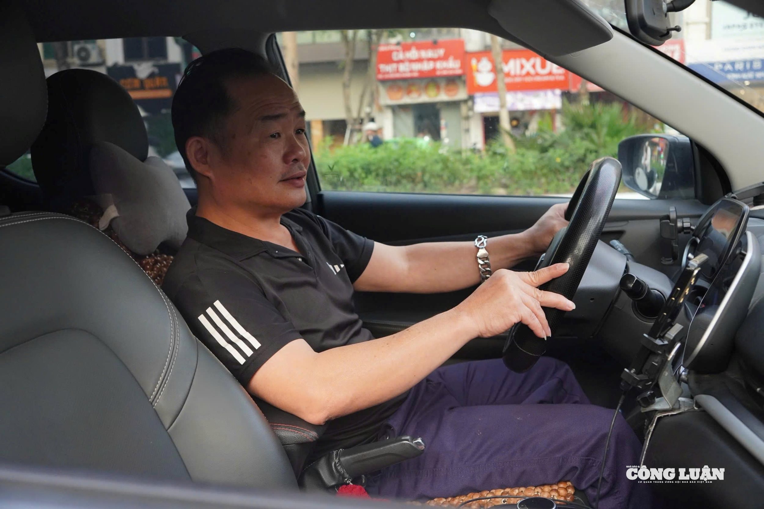Hình ảnh: Hà Nội chuyển đổi taxi xăng sang xe điện, tài xế lo lắng điều gì? số 2