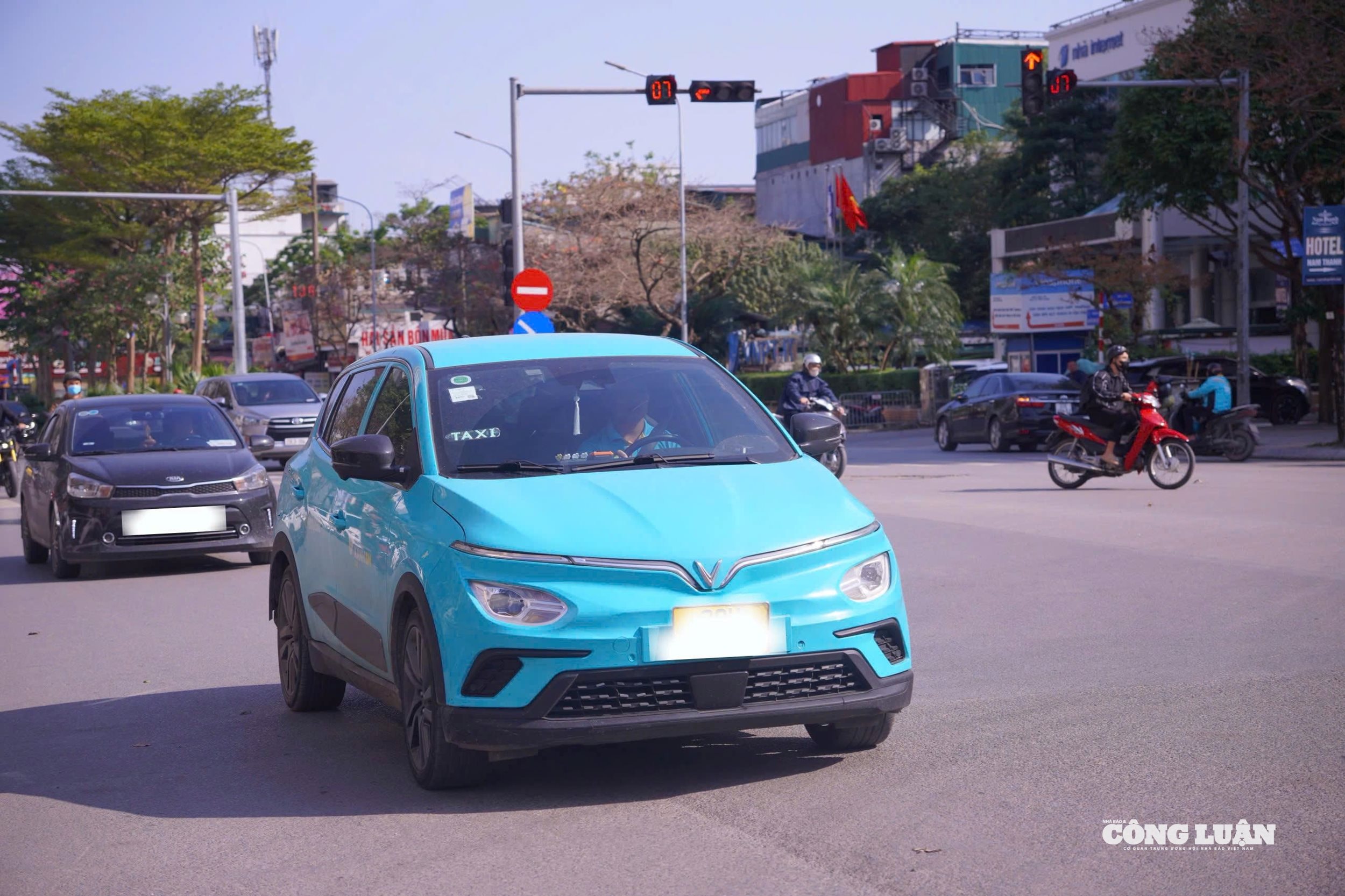 Hình ảnh: Hà Nội chuyển đổi taxi xăng sang xe điện, tài xế lo lắng điều gì? số 3