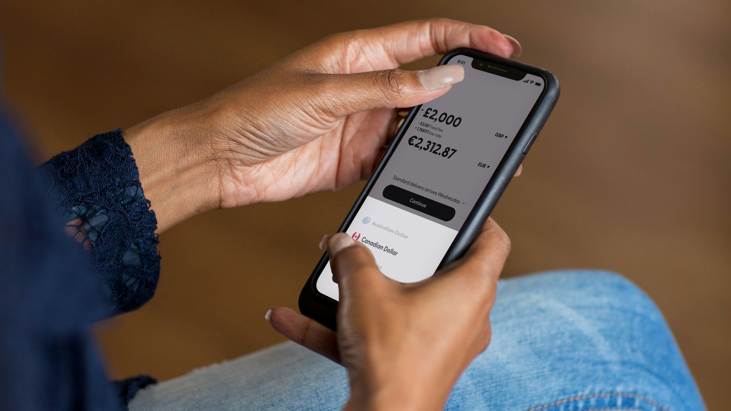 một người phụ nữ đang cầm điện thoại di động trên tay.