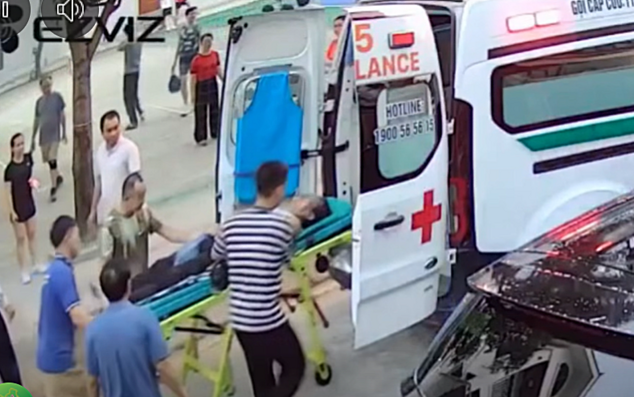 Đưa con đi chơi, bác sĩ kịp thời cứu sống người đột quỵ trên sân bóng