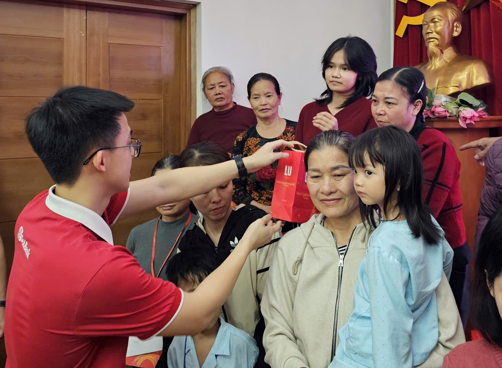 Anh 2-CBNV tich cuc tham gia hoat dong thien nguyen voi tinh than Vi cong dong