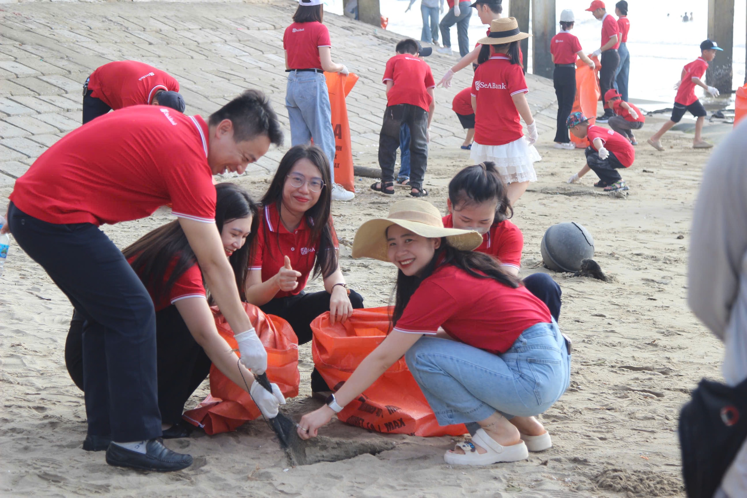 Anh 3-CBNV SeABank lam sach bo bien nham lan toa loi song xanh toi cong dong