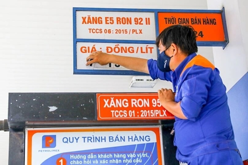Phương án điều chỉnh giá xăng dầu đang xin ý kiến được bảo mật ở mức “Mật”. Ảnh minh họa