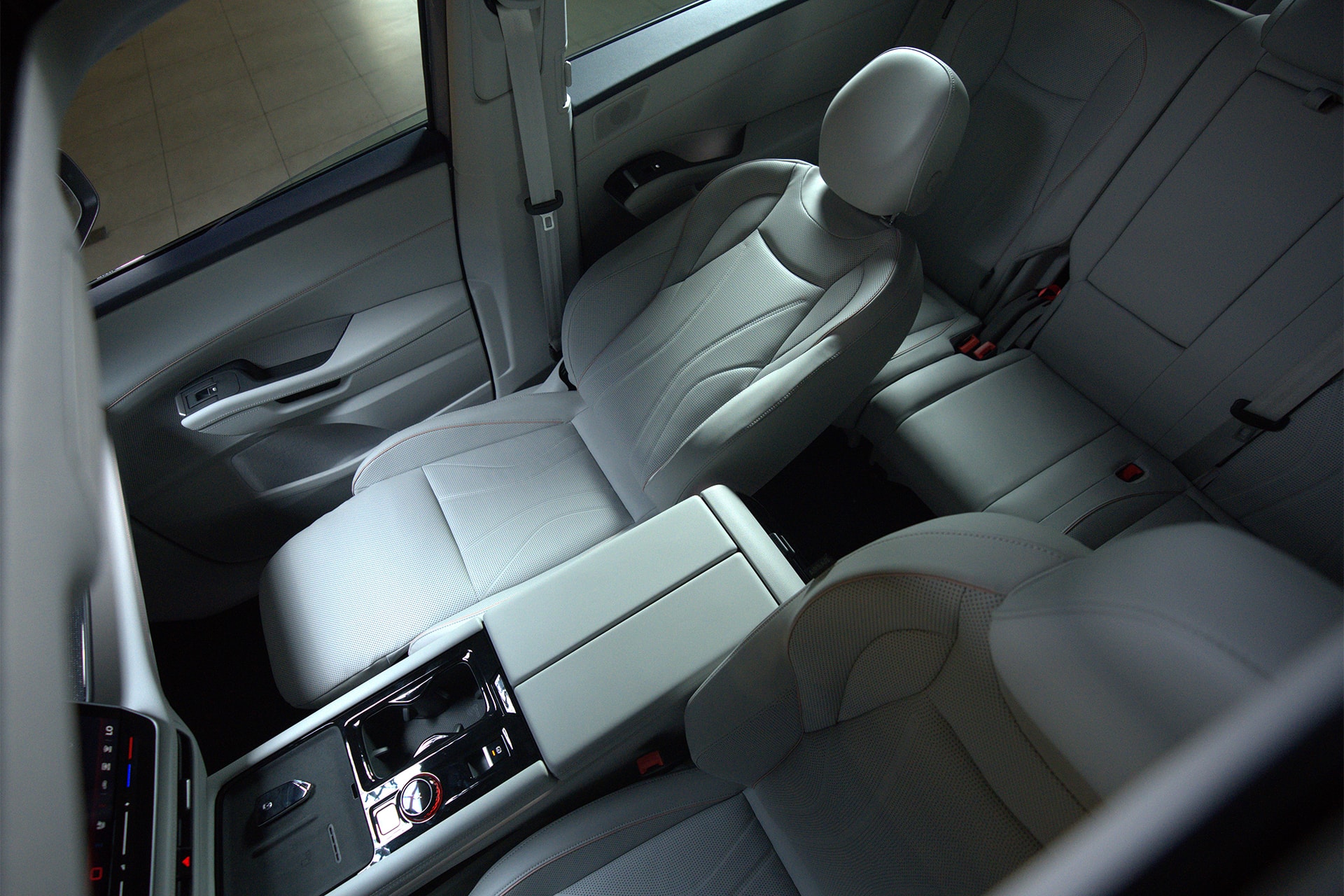 Teramont Pro 2026 là mẫu xe duy nhất trong phân khúc trang bị ghế thương gia cho hành khách phía trước - Ảnh: VW