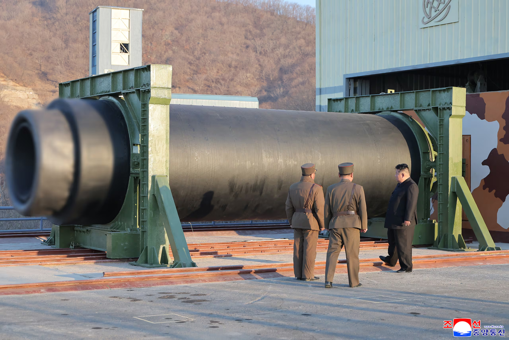 Kim Jong Un supervisiona i test di un motore a razzo a propellente solido realizzato con materiali compositi in fibra di carbonio. Foto: KCNA