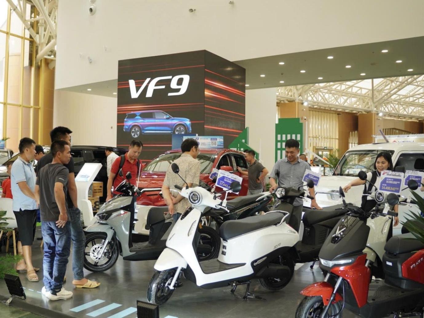 Giá xăng biến động liên tục, xu hướng dùng xe điện gia tăng